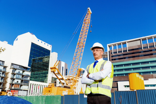 建筑工地的工程師建設(shè)者建筑工程師施工場(chǎng)景穿著安全背心